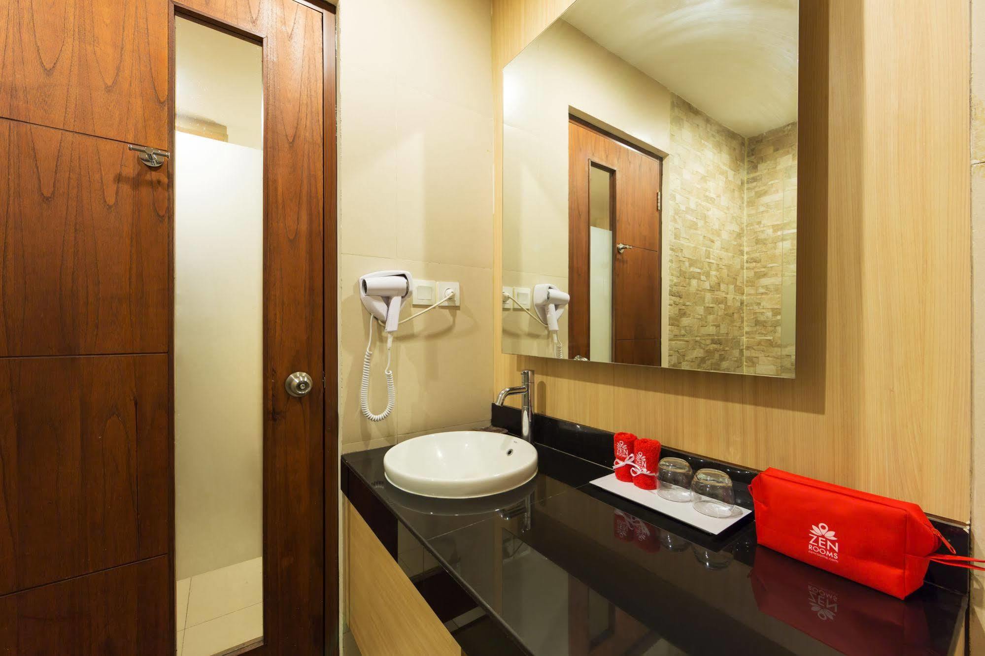 Zen Rooms Kuta Tuban Suites Zewnętrze zdjęcie